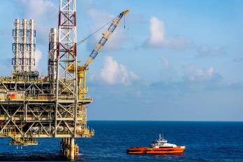 El transporte marítimo de hidrocarburos se refiere al traslado de petróleo crudo, gas natural y sus derivados por vía marítima, principalmente a través de buques tanque.