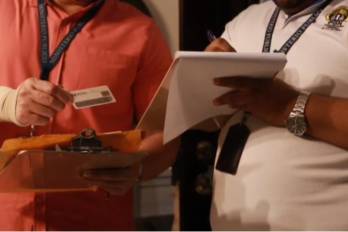Durante la diligencia de allanamiento, las autoridades recabaron equipos tecnológicos y documentación.