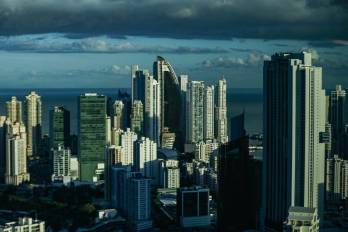 Las proyecciones apuntan a un crecimiento económico moderado, entre el 3 % y 5 %, con una estimación central del 4 % para Panamá.