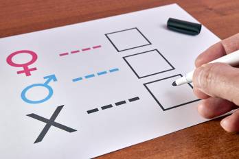 Persona eligiendo su identidad de genero | Shutterstock