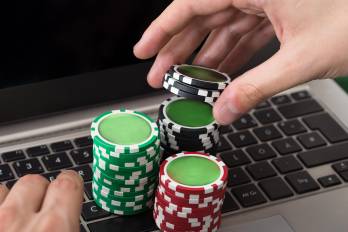 En 2025, las apuestas brutas registradas en Panamá alcanzaron $2,938.8 millones. De ese total, $587.8 millones correspondieron a juegos por internet, 82.3% más que un año antes.