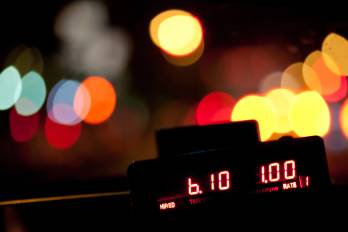 Unidades de transporte selectivo transitan por la capital panameña, donde operan 45,000 taxis legales.