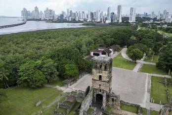 Vista aérea de las ruinas de la Catedral de Nuestra Señora de la Asunción en Panamá Viejo.