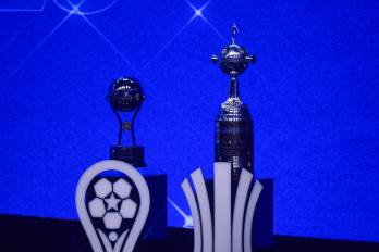Los trofeos de la Copa Libertadores (der.) y la Copa Sudamericana.
