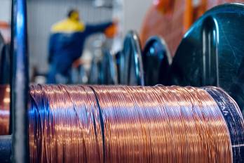 La industria de la construcción es uno de los principales consumidores de cobre, utilizado para el cableado de edificaciones, tuberías de agua y de gas. El material es crucial para la transición energética y las nuevas tecnologías.