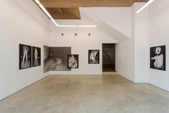 Fotos análogas en blanco y negro forman parte de la colección.