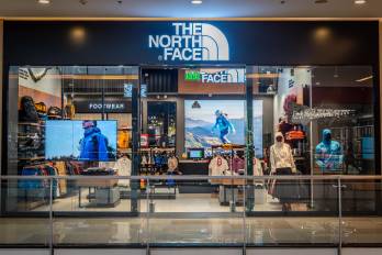 The North Face ofrece una selección de indumentaria, calzado y equipo dirigida tanto a quienes practican actividades al aire libre como a personas que mantienen un estilo de vida activo en la cuidad.