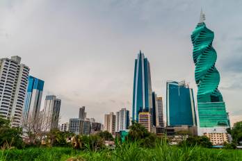 Panamá mantiene una estrecha relación con el sistema financiero internacionala través de su sector bancario su mercado de capitales y su papel como plataforma deservicios para el comercio regional.