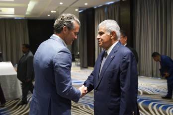 El secretario de Guerra, Pete Hegseth, y el presidente José Raúl Mulino.