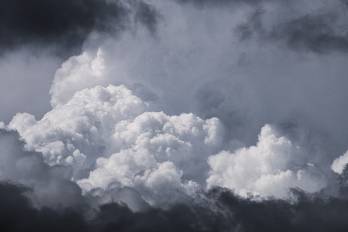 Se prevé cielos nublados y lluvias de variada intensidad con actividad eléctrica hacia la región metropolitana.