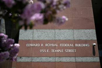 El Centro Edward R. Roybal y el Edificio Federal aparecen en la imagen durante una conferencia de prensa en la que se anuncian los arrestos por la muerte del actor de “Friends”, Matthew Perry, en Los Ángeles, California, el 15 de agosto de 2024.