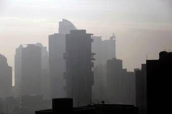 Fotografía de la espesa nube que cubrió parte de la ciudad debido a un incendio, ayer, en la ciudad de Panamá.