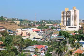 Vista del área de Río Abajo y San Miguelito al fondo. Al plan se le ha incorporado el sector de Balboa, en el cruce de vía Cincuentenario y vía José Agustín Arango, que facilita una conexión de la zona paga de MiBus con acceso directo a la estación Cincuentenario de la línea 2 de Metro de Panamá, a través del metrocable.