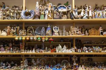 Algunos de los 1.336 belenes coleccionados por José María Bregante.