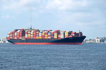 Los buques panamax solamente transitan por las antiguas esclusas del Canal.