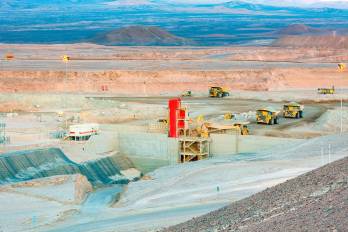 Enormes camiones volquete en una mina de cobre a cielo abierto en Chile.