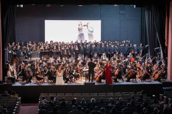 La Sinfonía No. 2 “Resurrección”, considerada una de las composiciones más complejas y reconocidas de Mahler, aborda temas como la vida, la muerte, la esperanza y la renovación espiritual.