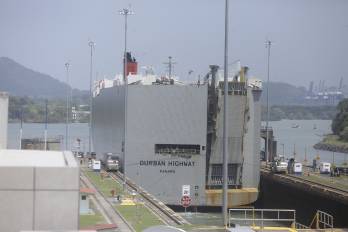 Fotografía de un barco pasando por una de las esclusas este lunes, en el Canal de Panamá.
