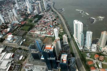 Boca la Caja ha sido objeto de continuos intentos de traslado, tan temprano como en 1945, 1949 y 1950. Para 1965 era una de las “13 barriadas de emergencia” existentes en el entorno de la ciudad de Panamá.