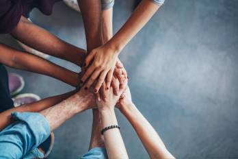 Estas políticas tienen como finalidad eliminar la discriminación y garantizar la equidad en todos los aspectos.