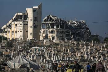 Imagen de los restos de un cementerio en Gaza.