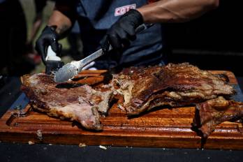 Un maestro parrillero corta carne durante el festival ‘Locos por el asado’ en San Isidro, provincia de Buenos Aires.