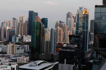 En Panamá, la tasa de desempleo descendió de 18 % en 2020 a 7.4% en 2023 y casi la mitad (47.4 %) de la población ocupada está en la informalidad.