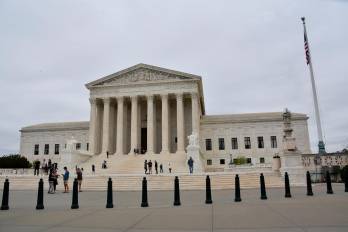 Personas caminan frente al edificio de la Corte Suprema de Estados Unidos en Washington.
