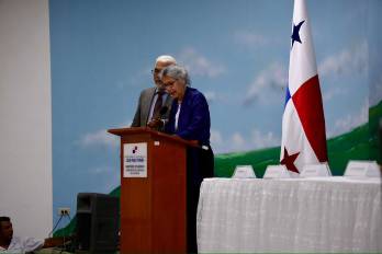 Fundador de la Universidad de Panamá y figura clave en la educación continental, el profesor Céspedes fue recordado por su legado humanista y su compromiso con la enseñanza pública.