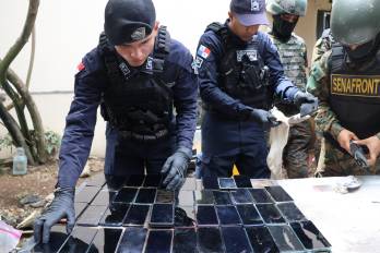 Evidencias tecnológicas del decomiso: routers y celulares con los que reclusos evadían los bloqueos de señal.