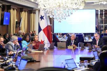 El presidente de la República, José Raúl Mulino (c.) junto a los ministros este martes 14 de abril de 2026 en el Consejo de Gabinete.