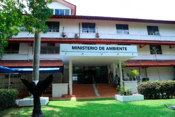 MiAmbiente regula, evalúa, aprueba y fiscaliza los Estudios de Impacto Ambiental.