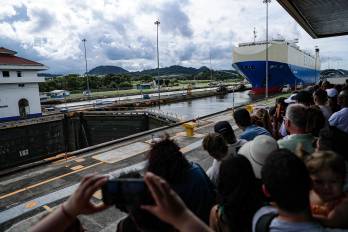 Cruce de buques cargueros por el Canal de Panamá. esclusas de Miraflores y Tinas de Cocoli.
