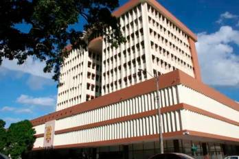 El exfuncionario sufrió graves lesiones durante un forcejeo con un policía municipal en las instalaciones del edificio Hatillo.