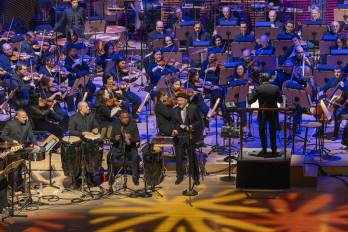 El legendario cantante panameño Rubén Blades (c) fue registrado este domingo, 30 de marzo, durante la presentación de su opera salsa 'Maestra Vida', junto a la Orquesta Filarmónica de Nueva York, en el teatro Lincoln Center de Nueva York (Estados Unidos).