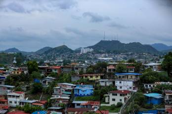 En el distrito de San Miguelito, la cifra es aún más significativa, ya que el 36 % de sus viviendas (30.779 de 84.694) son encabezadas por personas mayores de 60 años.