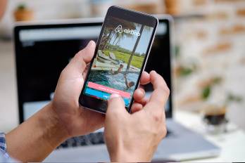 Airbnb, es una compañía que ofrece una plataforma digital dedicada a la oferta de alojamientos a particulares y turísticos.