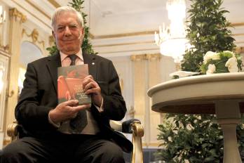 Fotografía de archivo, tomada el 6 de diciembre de 2010, del escritor peruano Mario Vargas Llosa, al posar para EFE, antes de recibir el premio Nobel de Literatura de ese año, en Estocolmo.