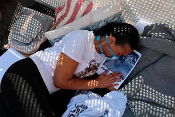 Una mujer sostiene una imagen de un familiar durante una huelga de hambre por los presos políticos este sábado, frente al centro penitenciario Zona 7 en Caracas (Venezuela). EFE/ Miguel Gutiérrez