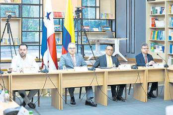 El ministro Orillac junto a las autoridades de Colombia.
