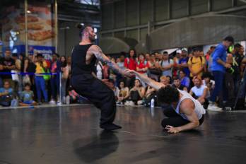 Dos artistas de la compañía Frantics Dance Company bailan este viernes en el metro