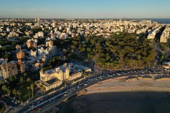 Vista aérea de la sede del bloque comercial Mercosur (Mercado Común del Sur) en Montevideo, tomada el 26 de noviembre de 2024.