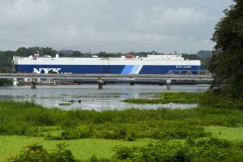 El carguero panameño Metis Leader navega por el Canal de Panamá en Gamboa, Panamá, el 28 de diciembre de 2024.