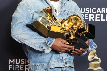 El rapero estadounidense Kendrick Lamar posa con sus cinco Grammy en la 67 ceremonia anual de los premios Grammy.