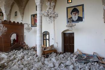 Escombros apilados dentro de una iglesia en la aldea de Derdghaya, en el sur del Líbano.