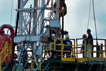 Personas trabajando en un poso de extracción de petróleo de la empresa Unión Cuba-Petróleo (CUPET) al este de La Habana.