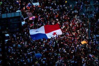 La gente celebra el fallo de la Corte Suprema que declaró “inconstitucional” el contrato con la minera canadiense First Quantum y su filial Minera Panamá, en la Ciudad de Panamá el 28 de noviembre de 2023.