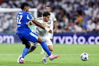 Michael Murillo (izq.) en un duelo con Brahim Díaz.