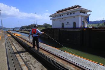 Un trabajador del Canal de Panamá desde las esclusas de Mira Flores.