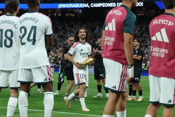 El defensa del Real Madrid Marc Cucurella posa con la Copa del Mundo.
